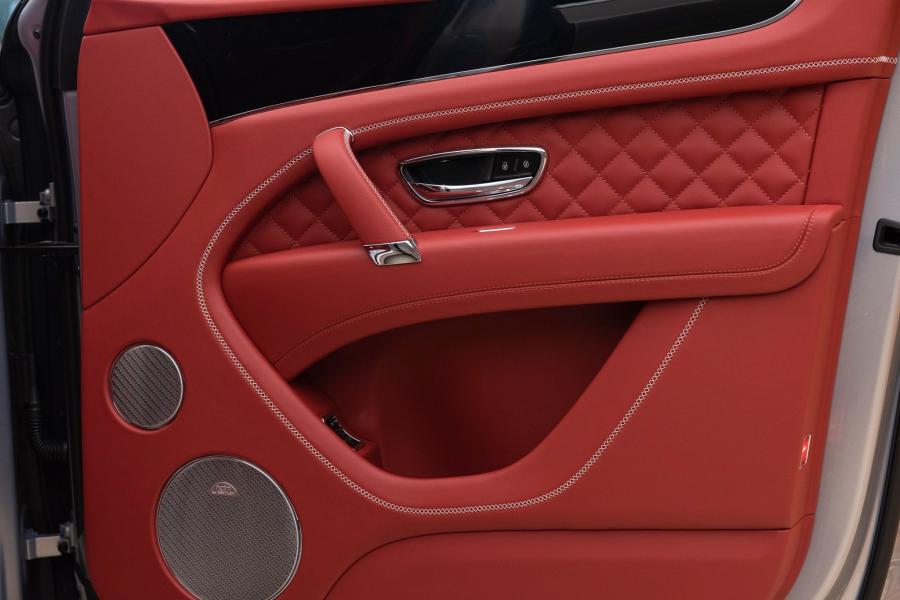 Детали интерьера Bentley Bentayga W12 2020 года  (UAE) (фото 10 из 10)